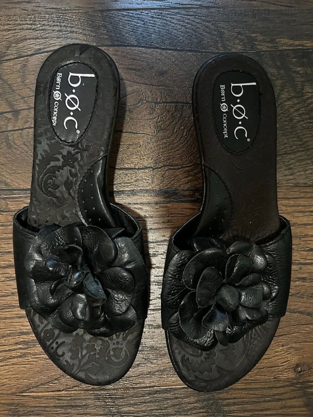 b.o.c. Born Concept Black Leather Flower Slide Sandals, Women's Size 7